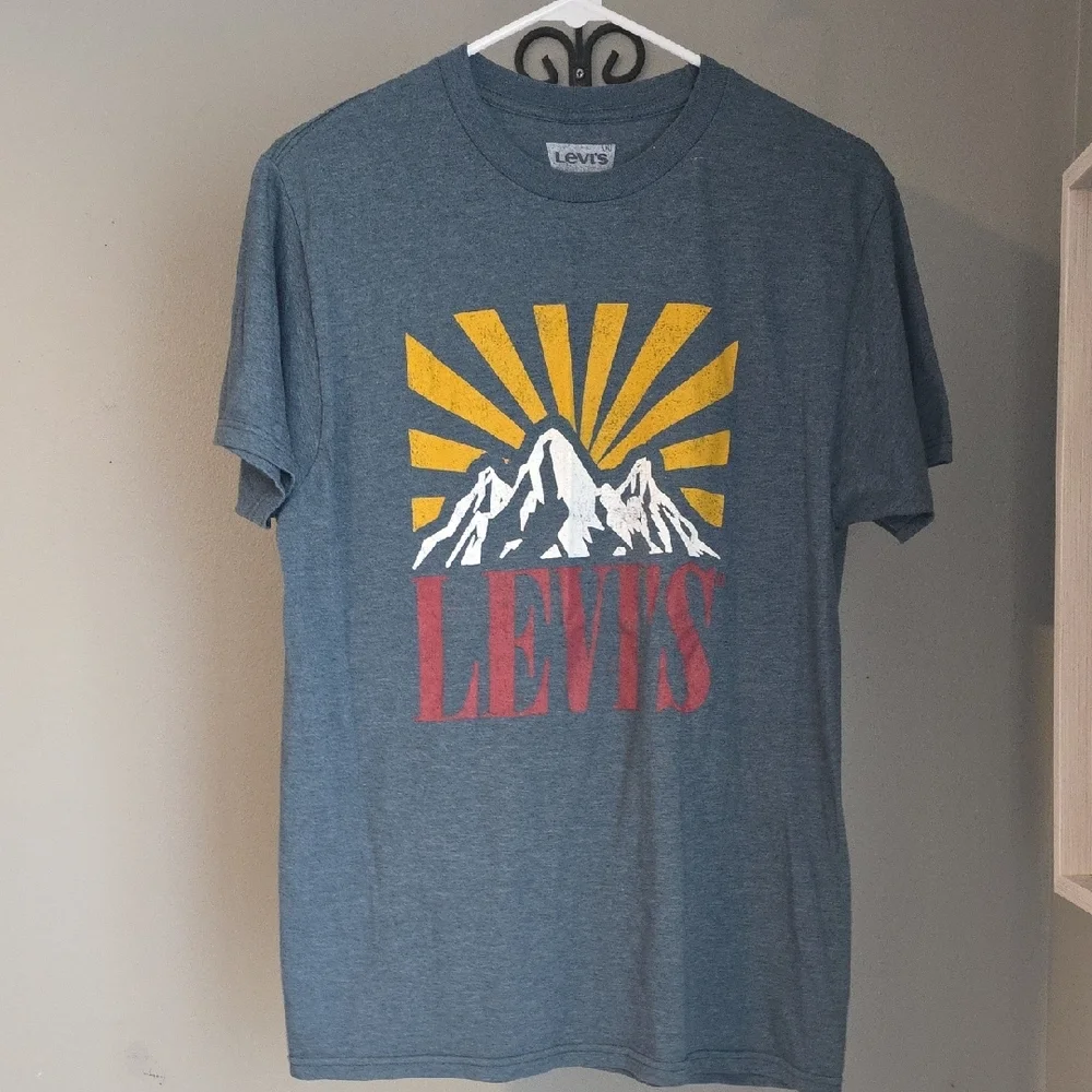 Levi's Graphic Tee Size Medium